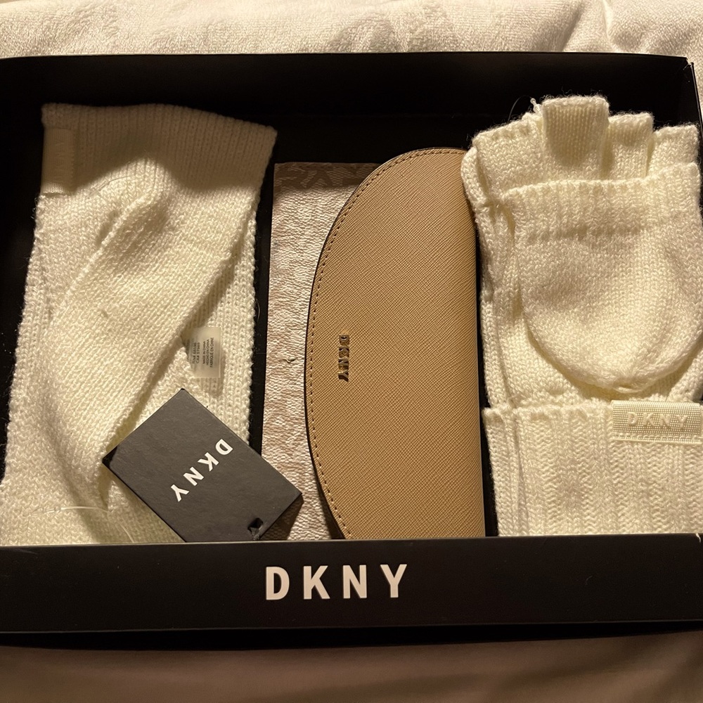 DKNY set. New.